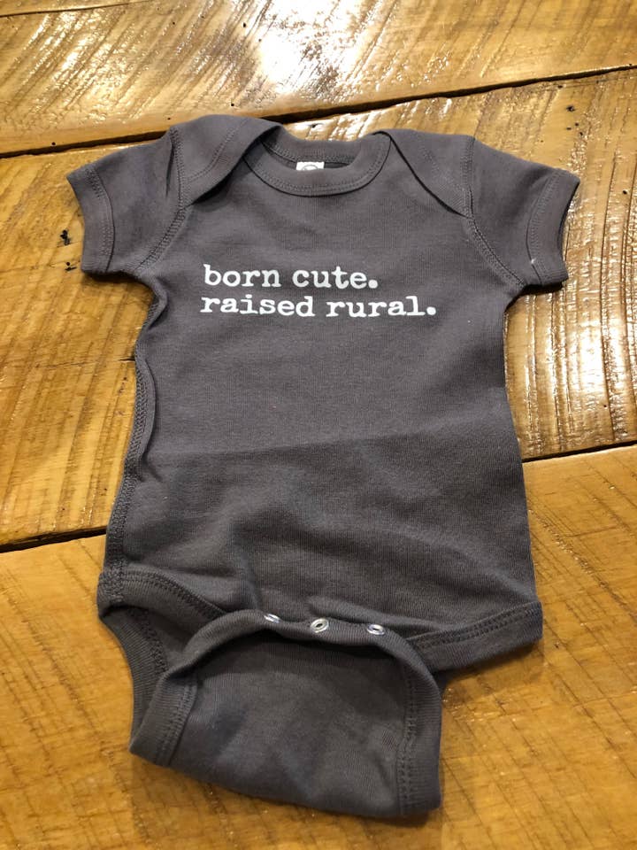 ”Född söt. Uppvuxen landsbygdens Baby Onesie för wholesale av regular rural
