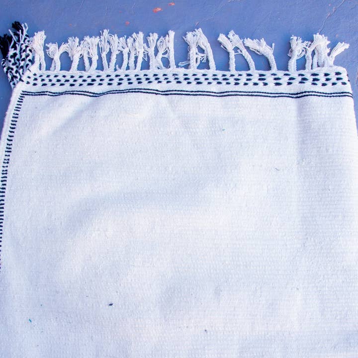 Daridecoo – Großhandel Teppichvorleger – MINIMALER WEISSER WOLLTEPPICH MIT EINER LINIE3