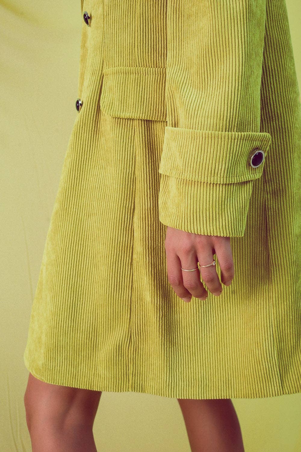 grün Longline-Blazer aus limefarbenem Cord mit Vintage-Knöpfen für den Großhandel auf Faire5