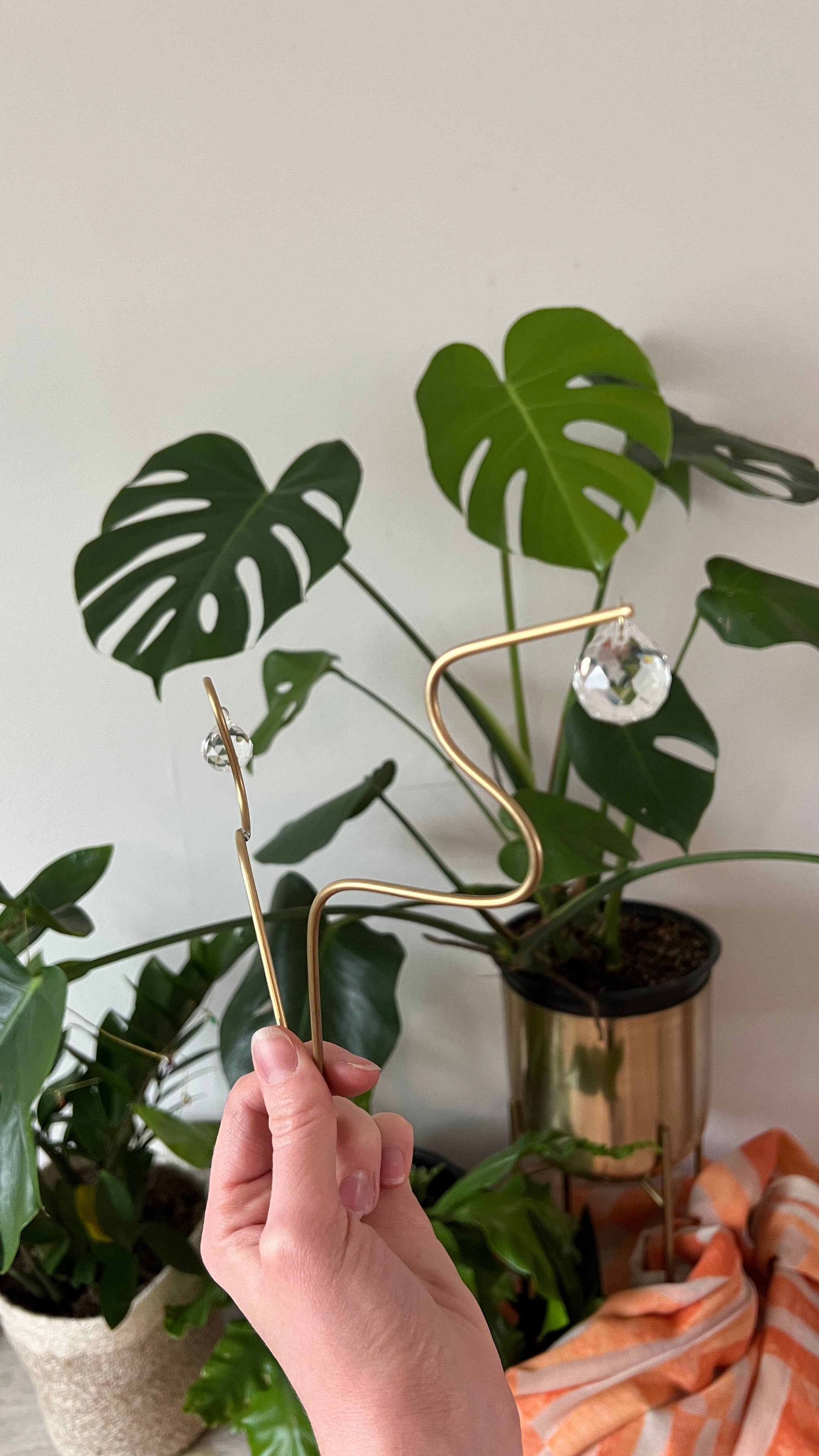 Ombra & Luce – Großhandel Pfosten/Pfähle – Squiggle Plant Stab Suncatcher, Blumentopf-Dekoration1