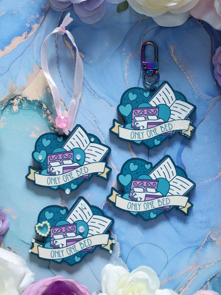 Un seul lit : épingle/aimant/porte-clés en bois pour la vente par Felfira Moon Designs