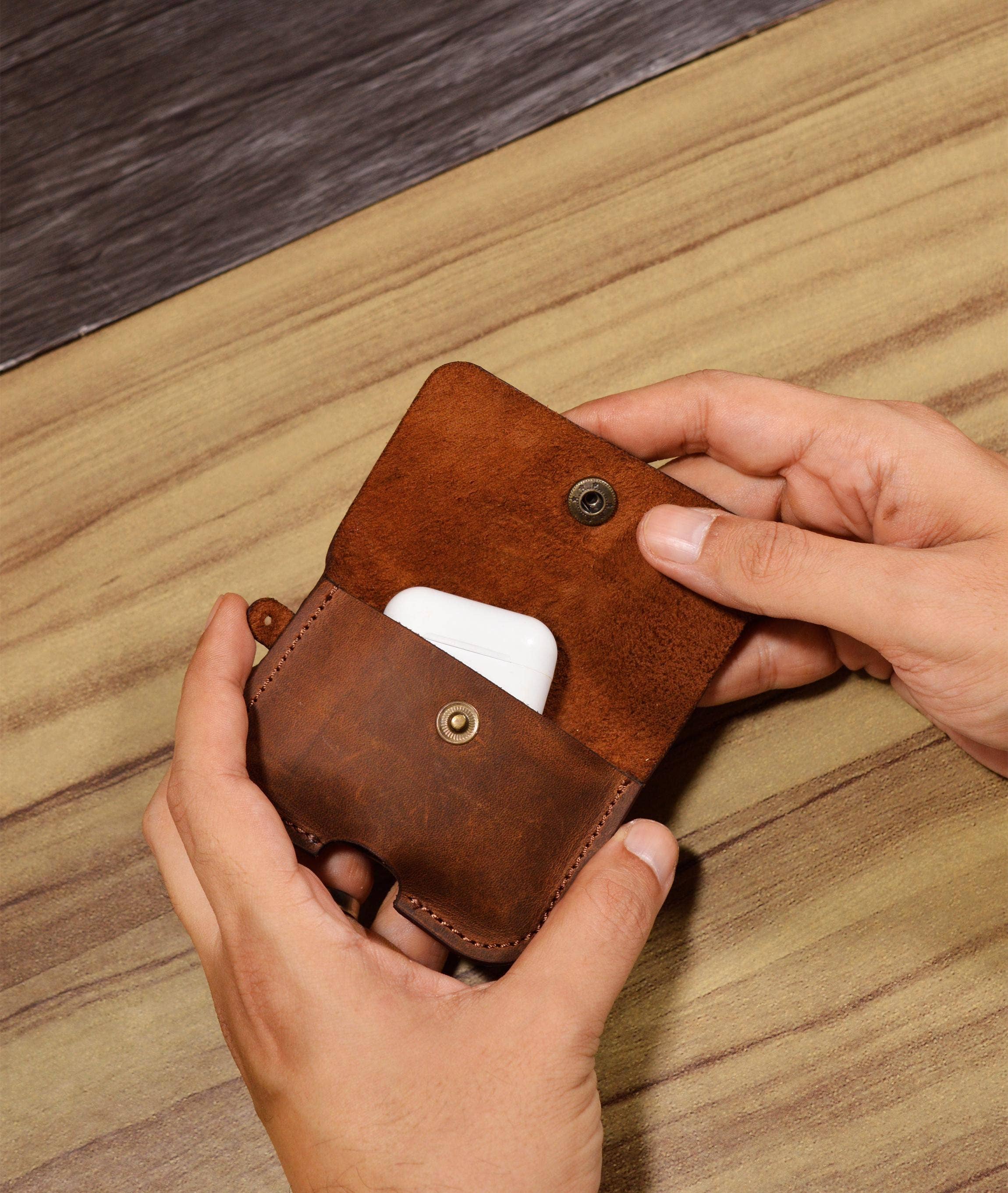 Craftivor - Venta al por mayor Fundas de auriculares AirPods/con cable - Hombre - Funda de cuero personalizada para AirPods, soporte de cuero grabado para Apple AirPods3