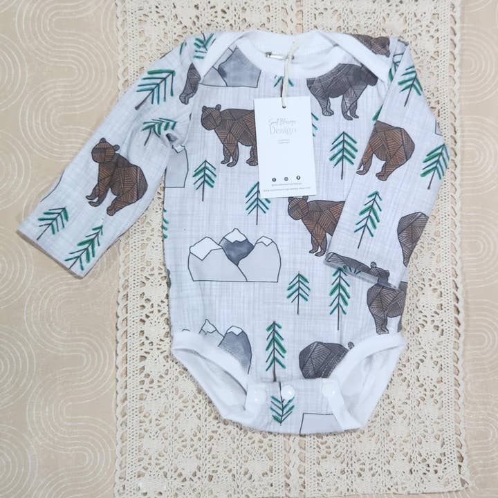 Bärenbody, Säuglingskleidung, Bodysuit, Baby-Strampler für den Großhandel von Small Blessings Design