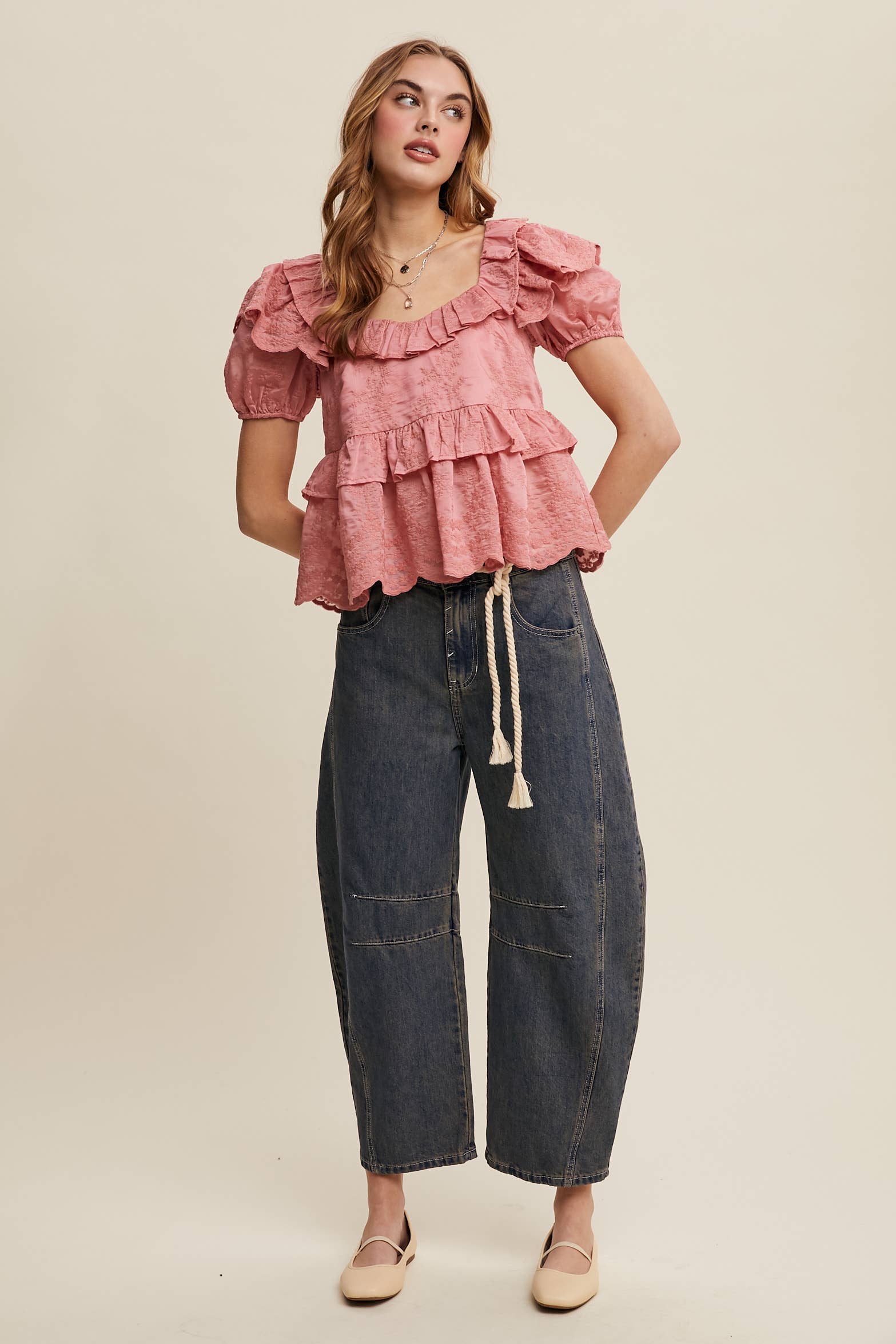 Listicle – Engroshandel Bluse - Dame – Broderet flæsepeplumbluse8