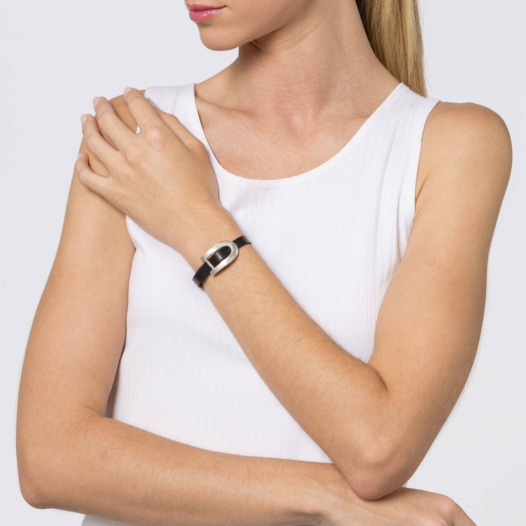 Gloria Mago – wholesale Belt – Women's – Black and silver leather bracelet with central buckle1