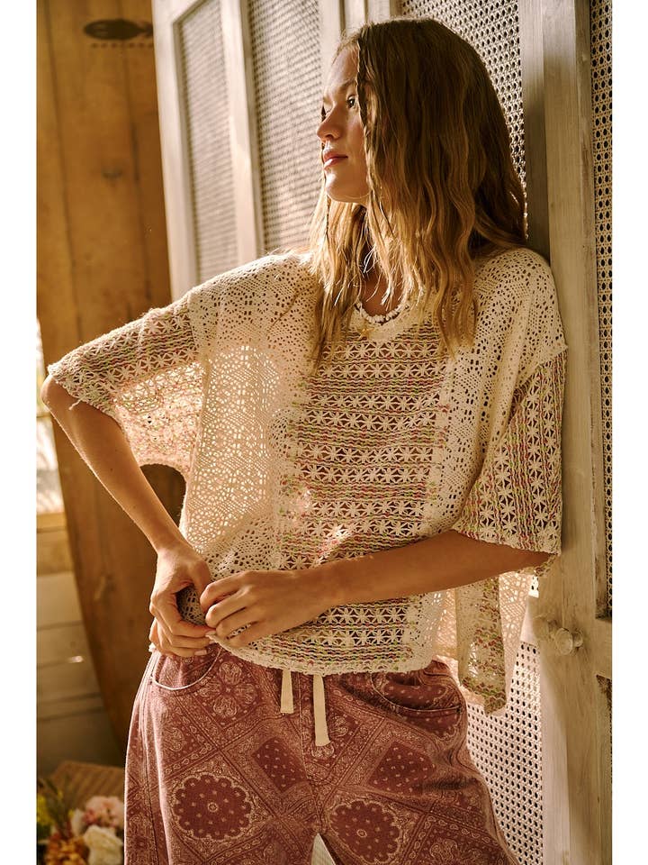 TOP DE MALHA ABERTA DE MANGA CURTA EM RENDA DE CROCHÉ MULTICOLORIDA por atacado de mittoshop