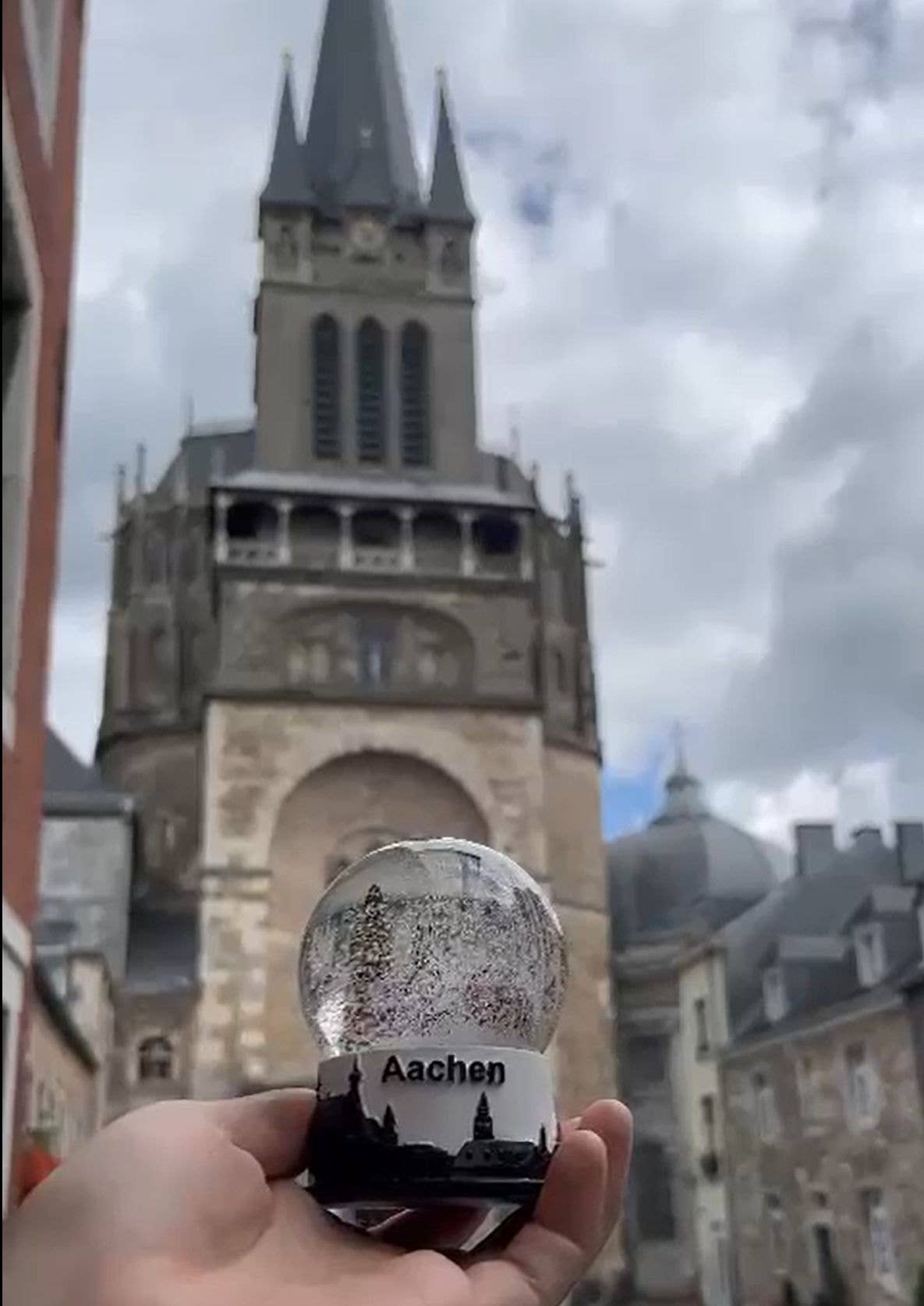 Schneekugelhaus – wholesale Snöglob - Barn och baby – Souvenir snöglob Aachen med Aachens domkyrka och skyline1