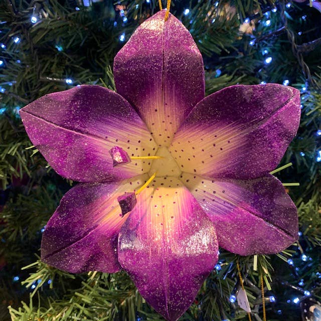 Erik & Mike – Großhandel Verzierung – Christbaumschmuck Lilienblüte lila und creme