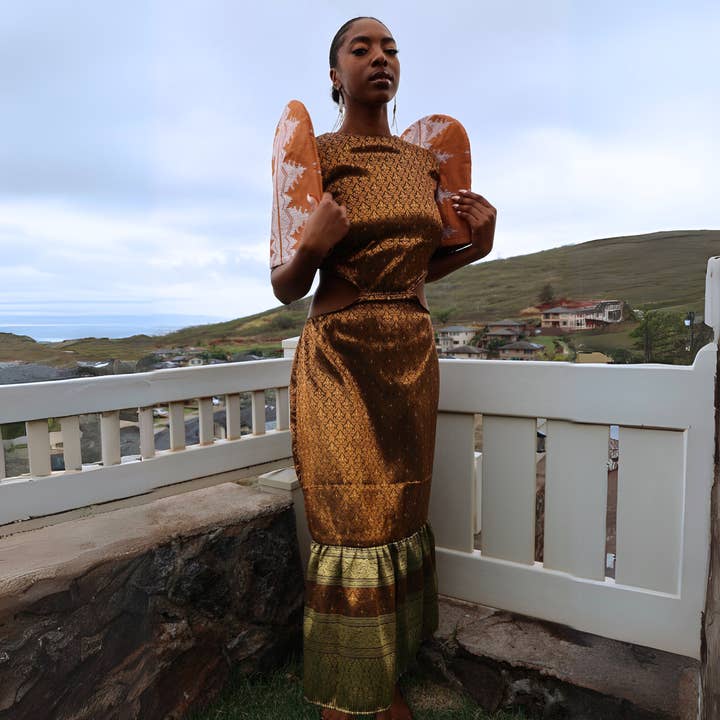 Robe Sultana à manches papillon et dos nu ouvert pour la vente par Elle Karayan