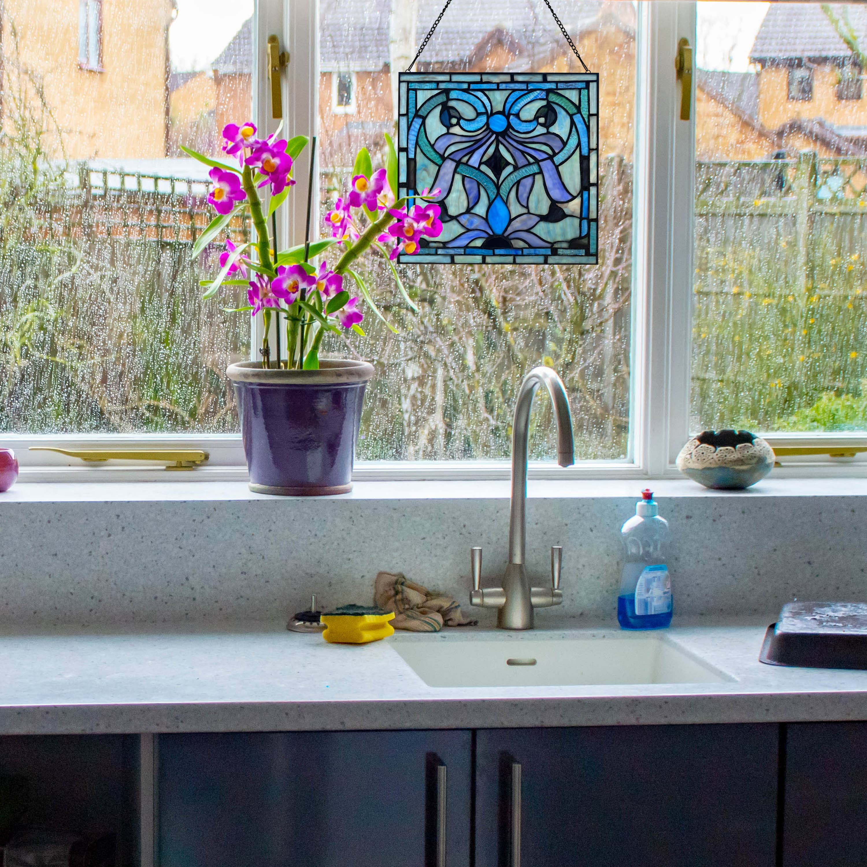 River of Goods - Vente Attrape-soleil - Panneau de vitrail Ilsa bleu, violet et vert de 12 po de haut3