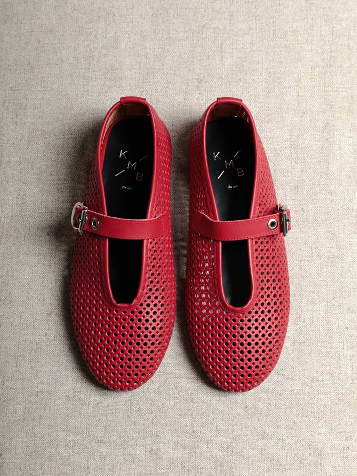 CARROLL RØD – Ballerinaer i perforeret læder med spænde for engroshandel hos KMB Shoes