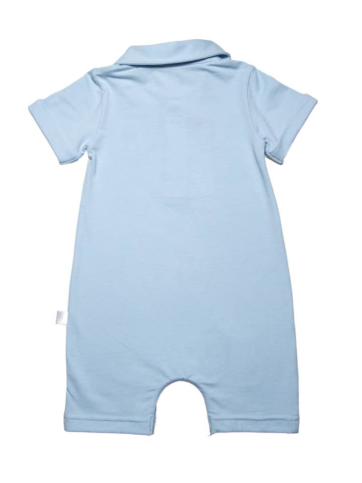 Klassisk Tre Knap Kortærmet Smartsuit I Baby Blå for engroshandel hos Lovingly Organics