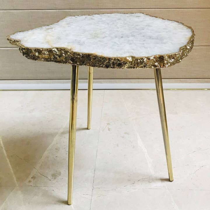 Tavolino da caffè in agata grigia bianca grande/pezzo singolo/cristallo/gemma/quarzo con bordo organico per la vendita all'ingrosso da parte di The Tangerine Store