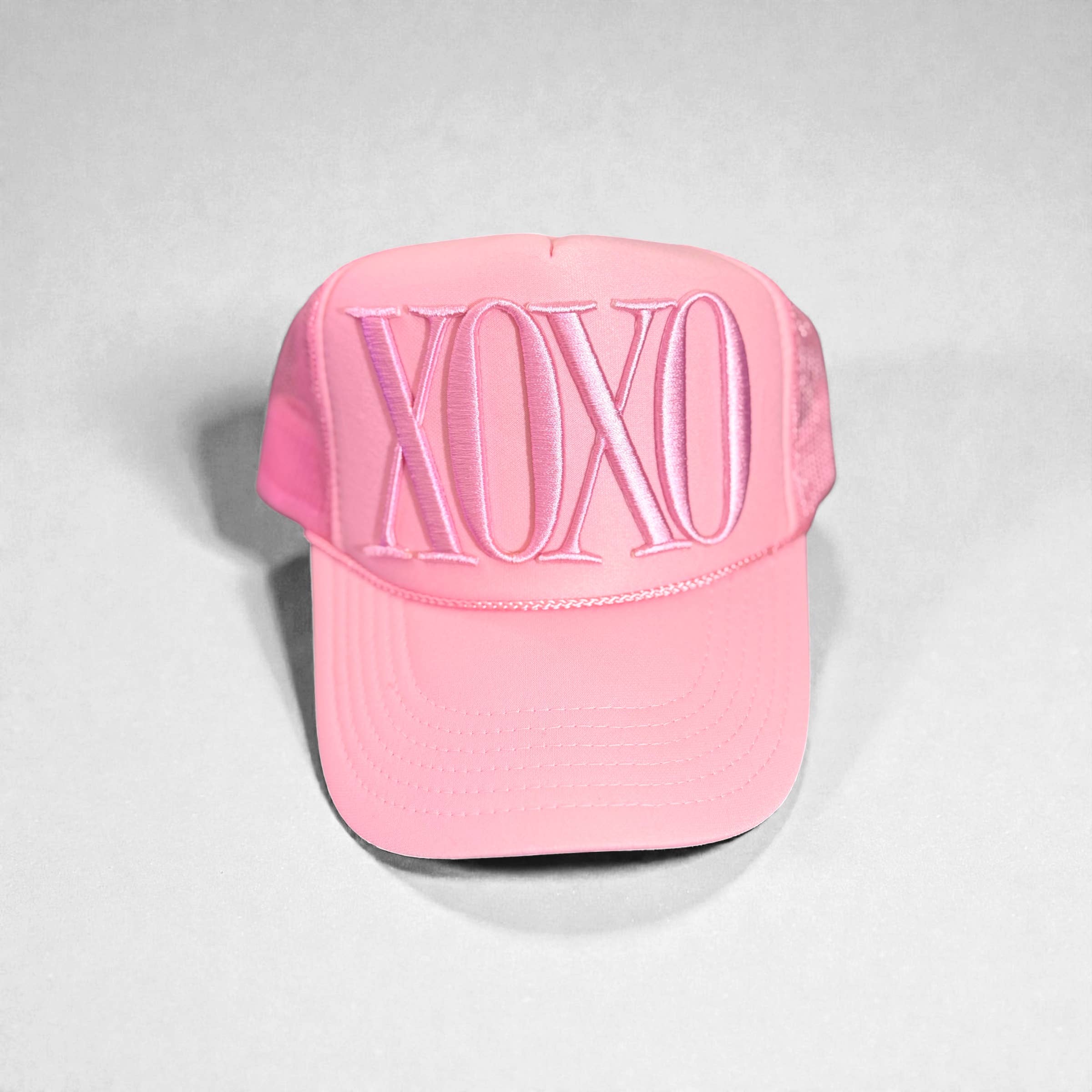 Shop Althea Designs - Vente Casquette de camionneur – femme - Casquette de camionneur rose XOXO – Casquette de Saint-Valentin brodée en satin bouffant