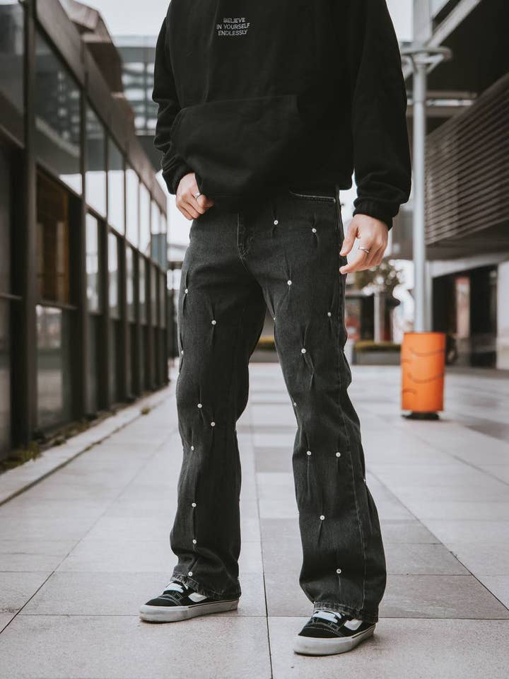 Jeans a zampa di elefante in denim nero con graffette firmati designer per la vendita all'ingrosso da parte di PremiumDenim