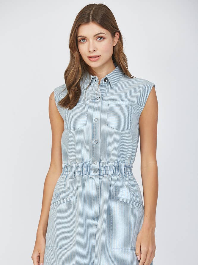 VESTIDO DE GANGA LAVADA COM DETALHE DE BOLSO APLICADO E RISCA FD30332 por atacado de FATE