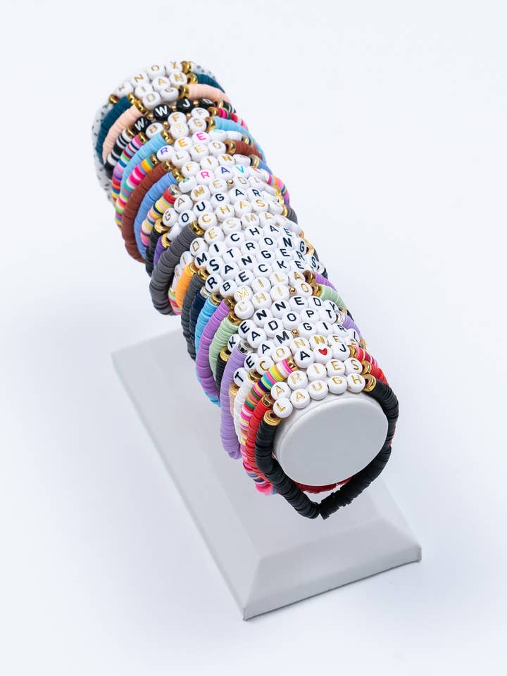 Brugerdefineret Navn Armbånd for engroshandel hos Boujee Beads Co.