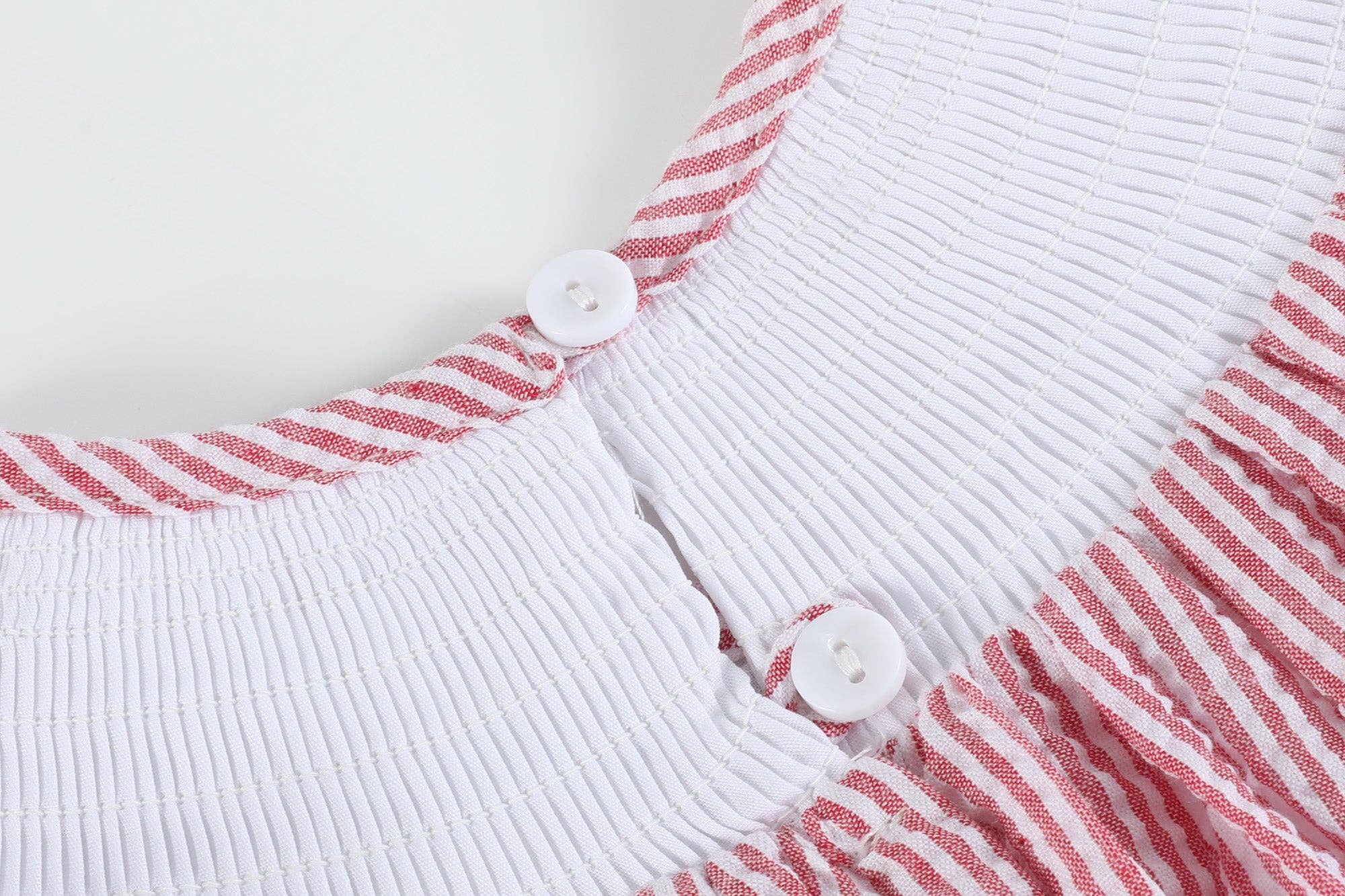 Lil Cactus - Vente Robe – enfant - Robe évêque smockée à fraises en seersucker rouge3