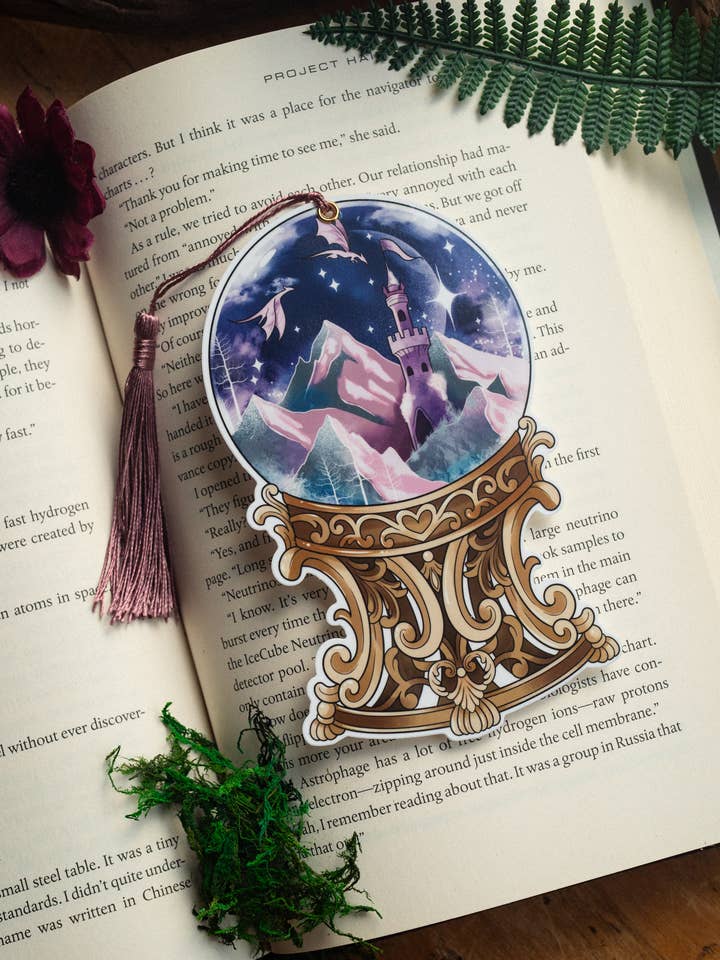 Marque-page Globe Dragons au Clair de Lune pour la vente par The Bookish Atelier