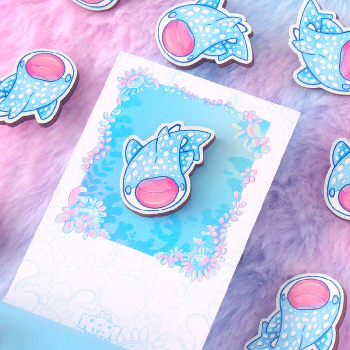 Badge à épinglette en bois Happy Whale Shark pour la vente par Evy Benita