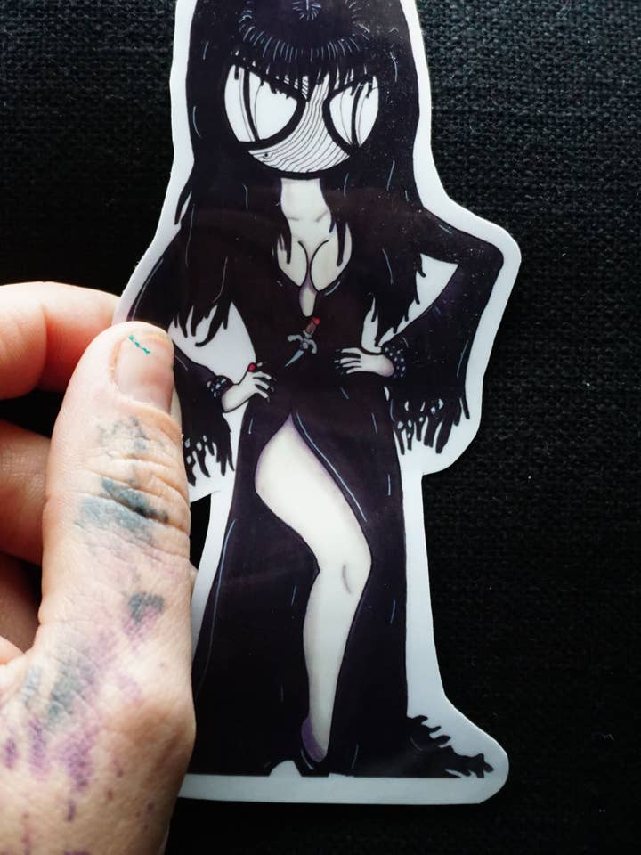 Autocollant en vinyle Elvira pour la vente par Harth Creations