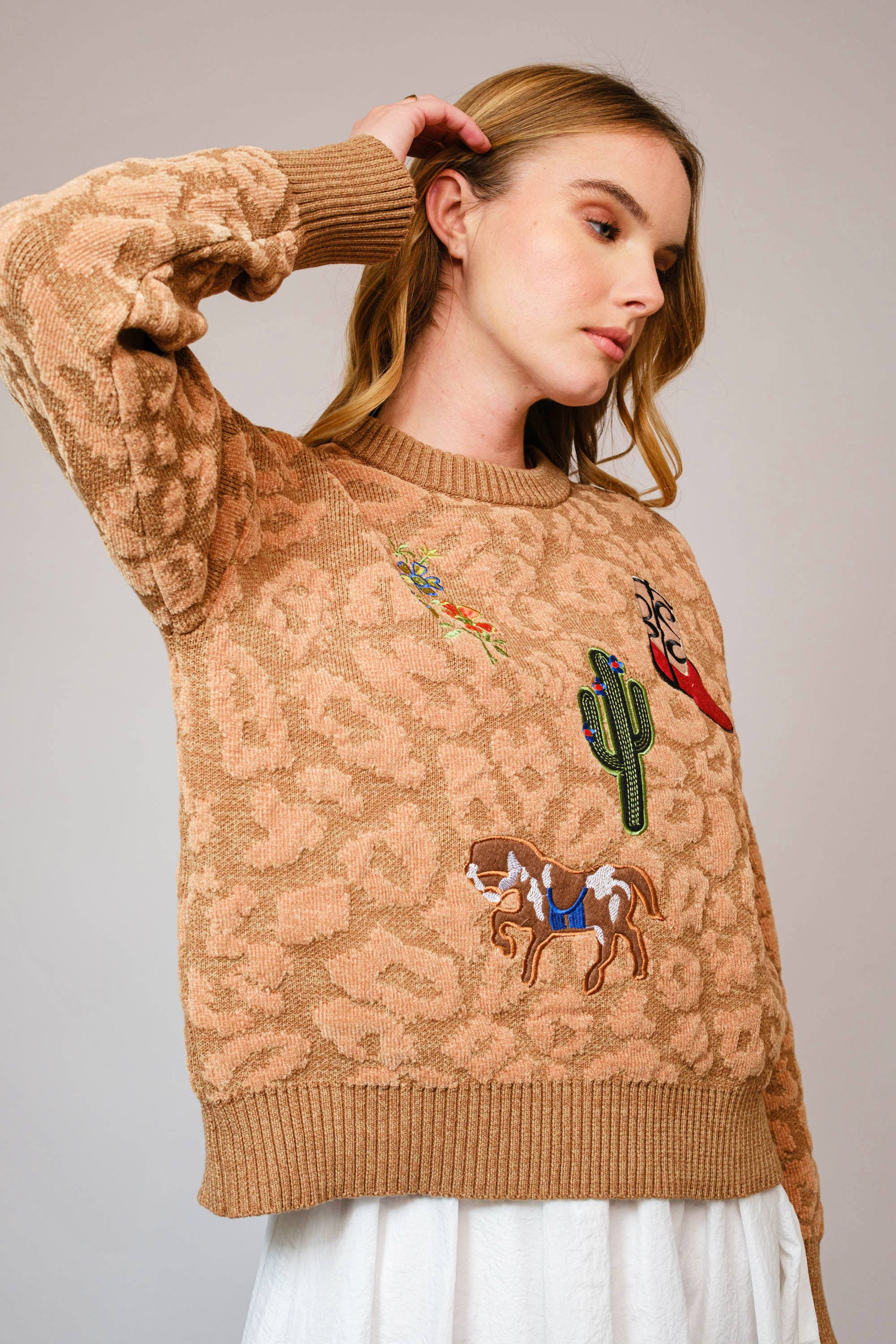 KAMEL 33116W Leopard Western Patch Crewneck Sweater for engroshandel på Faire