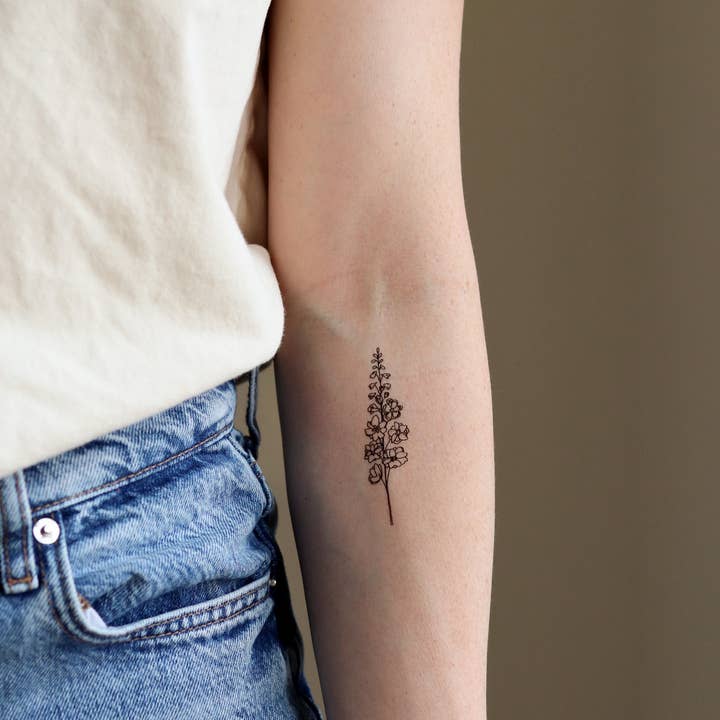 Saint Tattoos - Vendita all'ingrosso Tatuaggi temporanei - Fiore della nascita di luglio - Tatuaggi temporanei Delphinium1