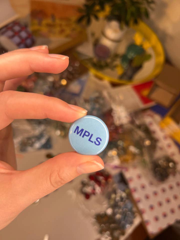 MPLS Lille Cirkel Pin for engroshandel hos Little Dipper Art