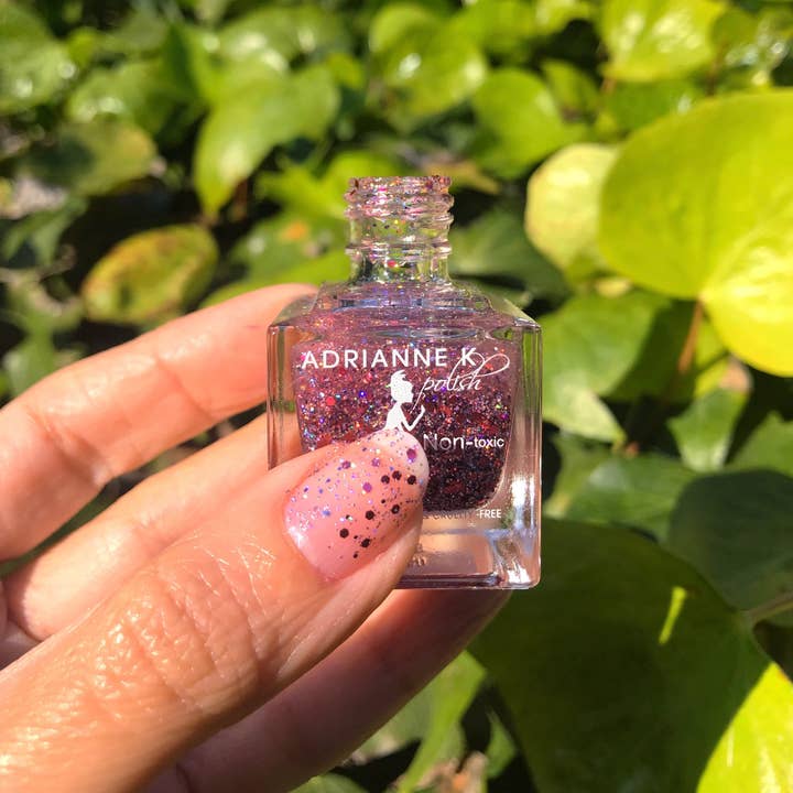 ADRIANNE K Clean Beauty - Wholesale Nagellak - Kinderen - ROZE FEESTJE! ADRIANNE K ROZE GLITTERNAGELLAK. NIET-TOXISCH. VEILIG VOOR KINDEREN. VEGANISTISCH, 0,51 FL OZ
