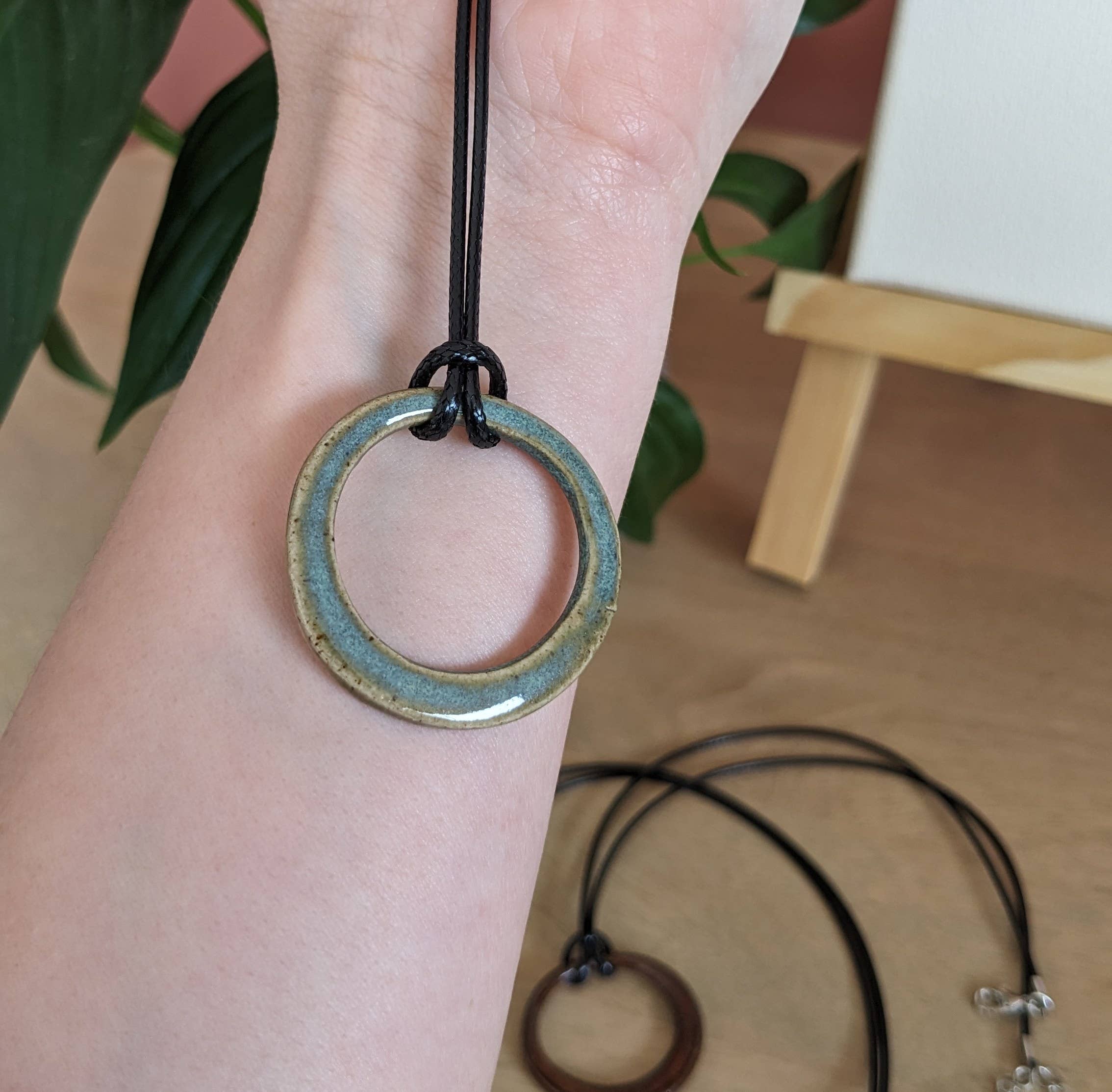 LES POTERIES DE SHAKTI – Großhandel Kette mit Anhänger/Charm – Keramik-Ringhalskette „Smaragdgrün“0