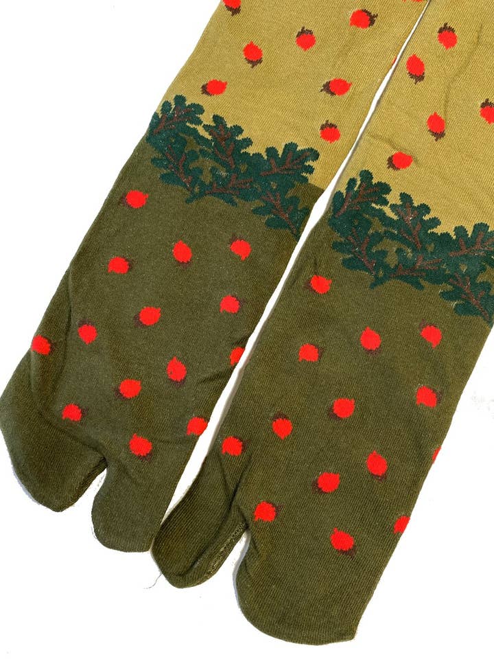 Chaussettes Tabis Baies Rouges pour la vente par LES PETITS CAPRICES