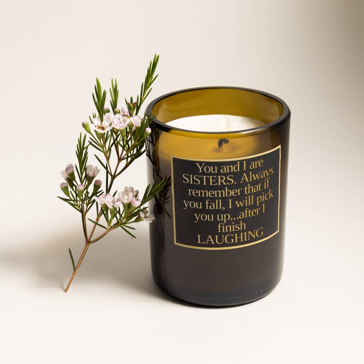 Vela de botella de vino de soja «Tú y yo somos hermanas» | Más de 50 horas de combustión para venta al por mayor de Black Oak Soap Company