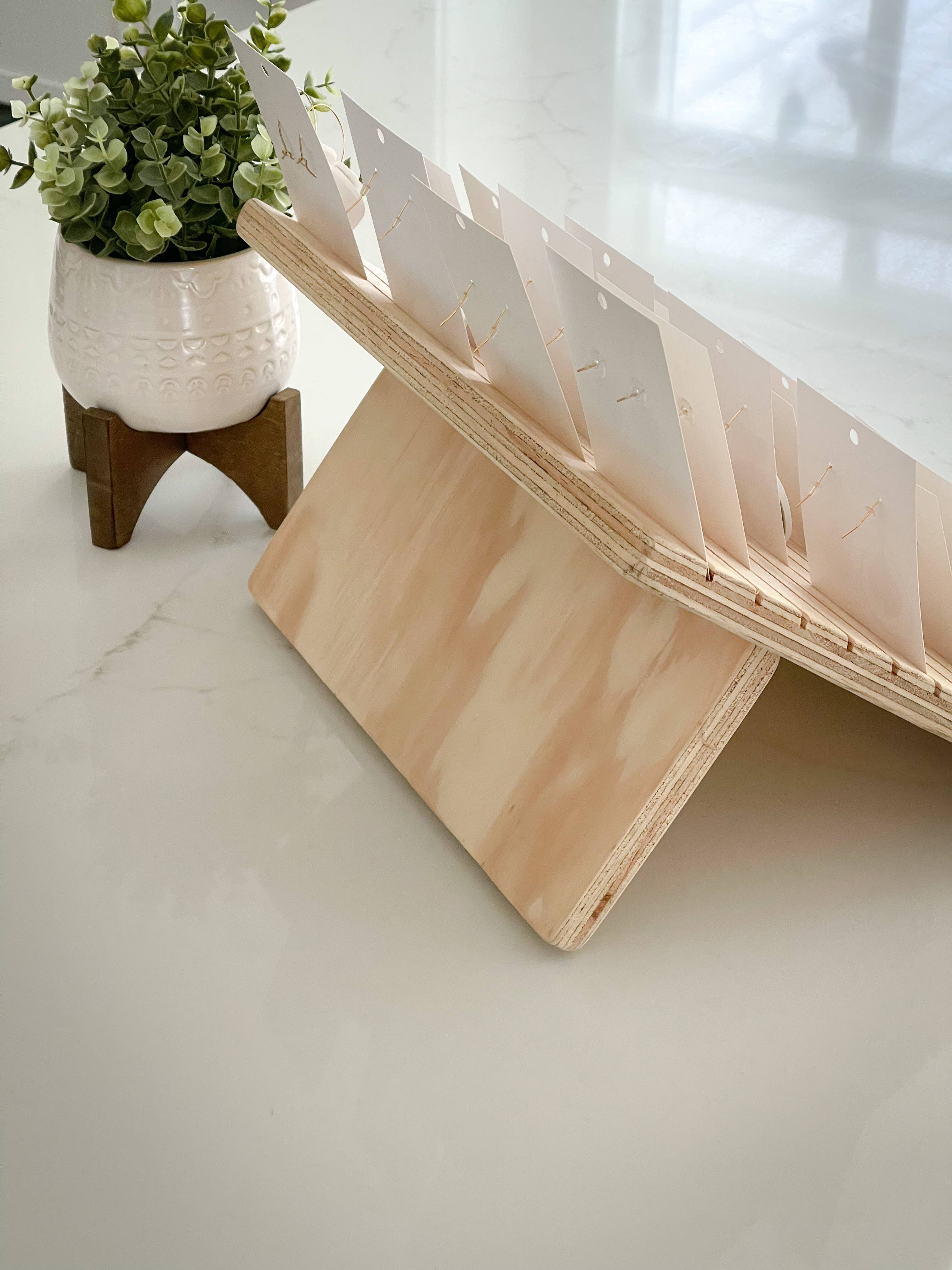 Kush Life Designs – wholesale Smyckesmonter – Möblerat träställ för örhängen med gångjärn5