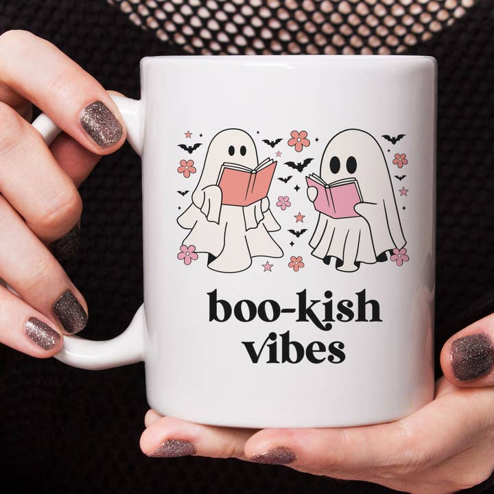 Tasse à café d'automne Bookish Vibes Halloween Ghost Retro pour la vente par Canary Road