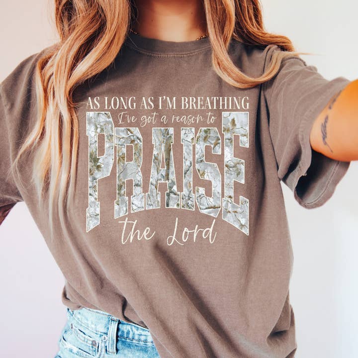 J'ai une raison de louer le t-shirt graphique Faith Tree Camo pour la vente par J. Mack Designs