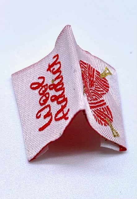 L’Étiquette Home Couture – Großhandel Bastelzubehör – Eingenähtes Gewebtes Etikett Gefaltet: "Wool ADDICT"3