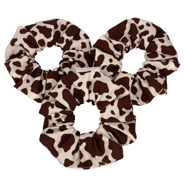 Braune Haargummis mit Kuhmuster für den Großhandel von Scrunchie Shop