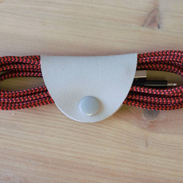 Passant cordon ovale en similicuir gris tourterelle pour la vente par Lucky Cat