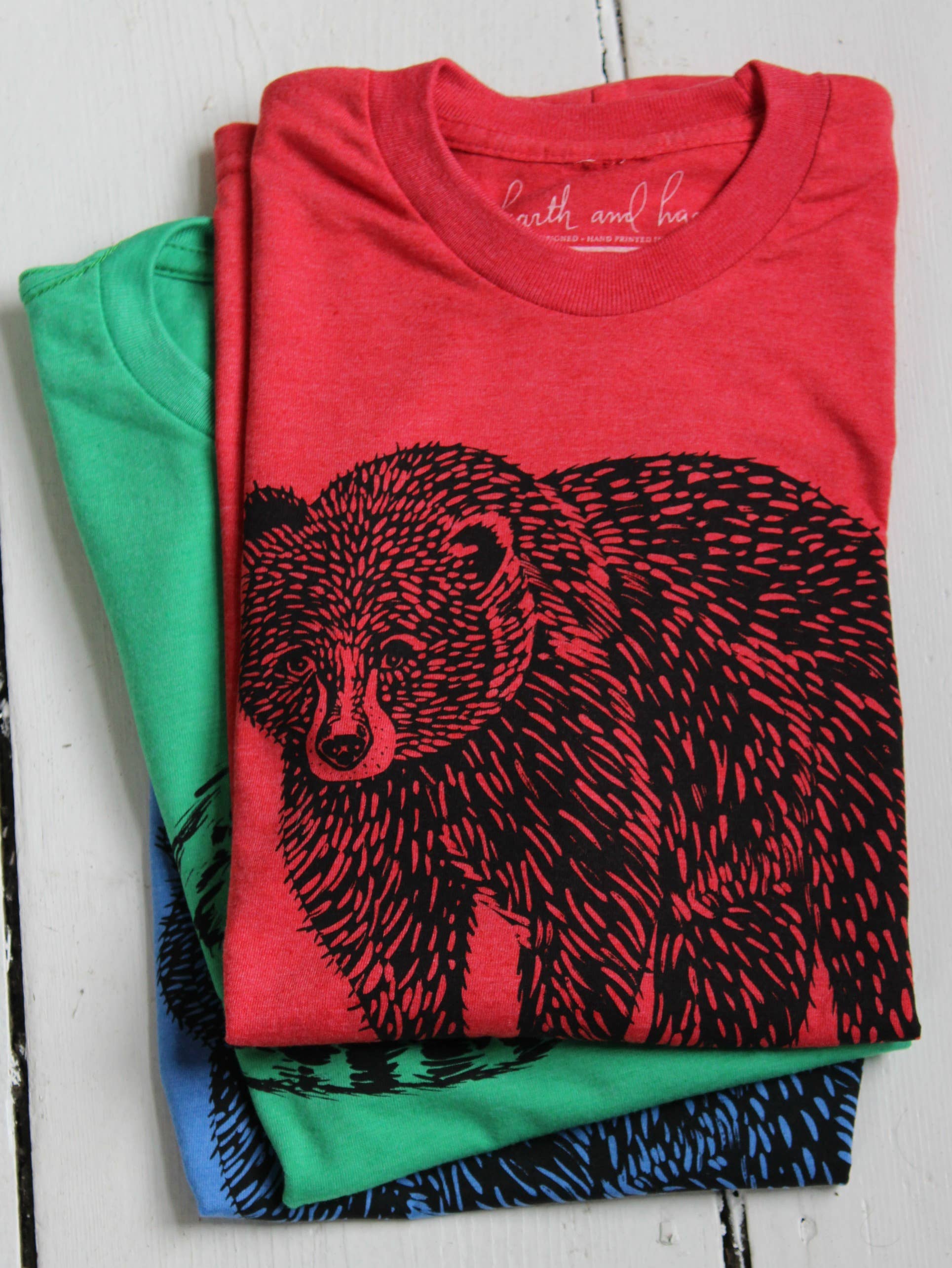 Hearth and Harrow - Vente T-shirt sérigraphié – enfant - T-shirt en forme d'ours biologique pour enfant en rouge - Matières douces recyclées2