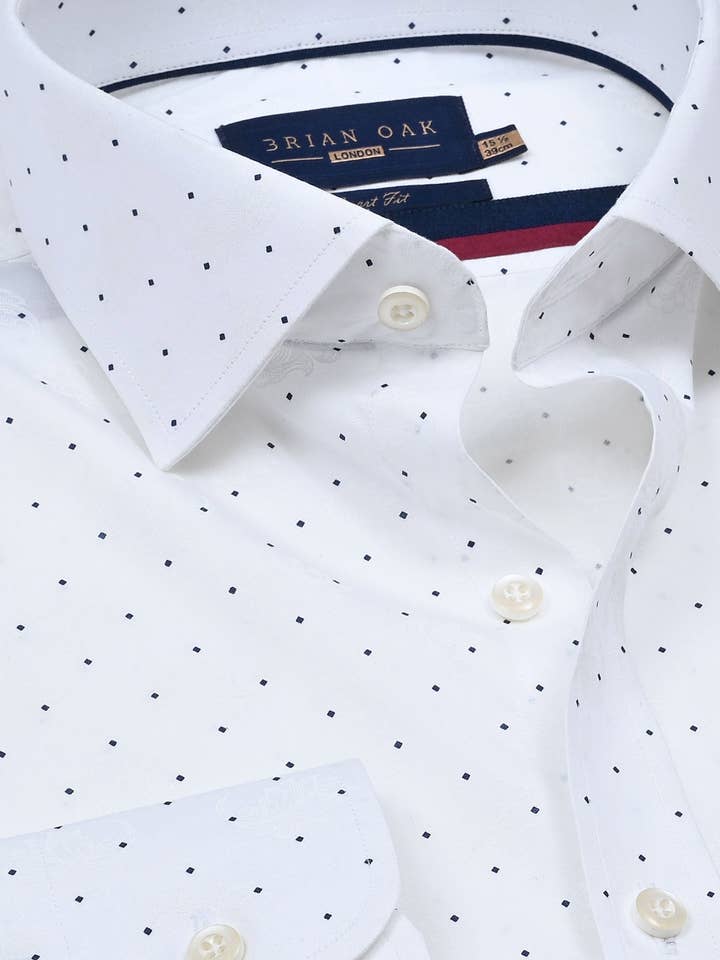 Camicia bianca a pois blu navy per la vendita all'ingrosso da parte di Brian Oak Limited