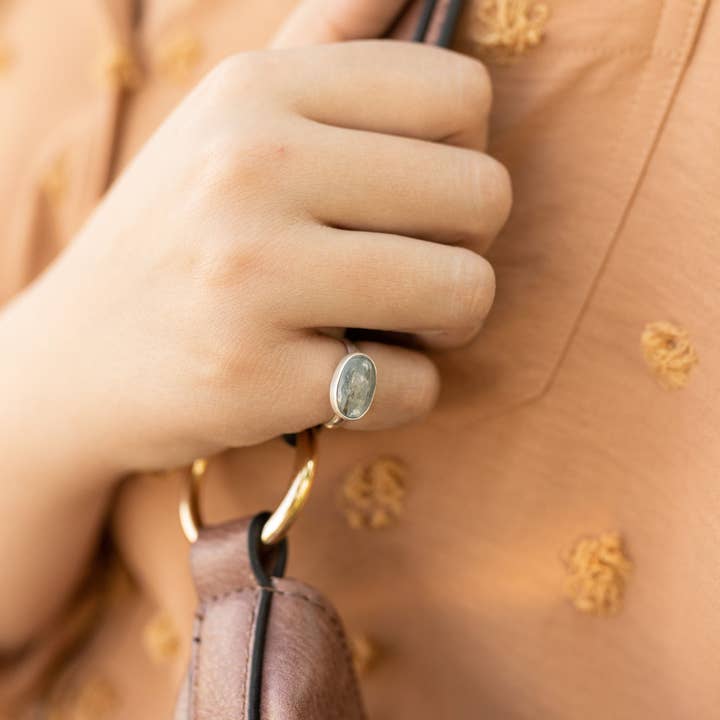 Anillo de Cianita de Ajuste Simple - Talla 5.5 para venta al por mayor de Indie Rae