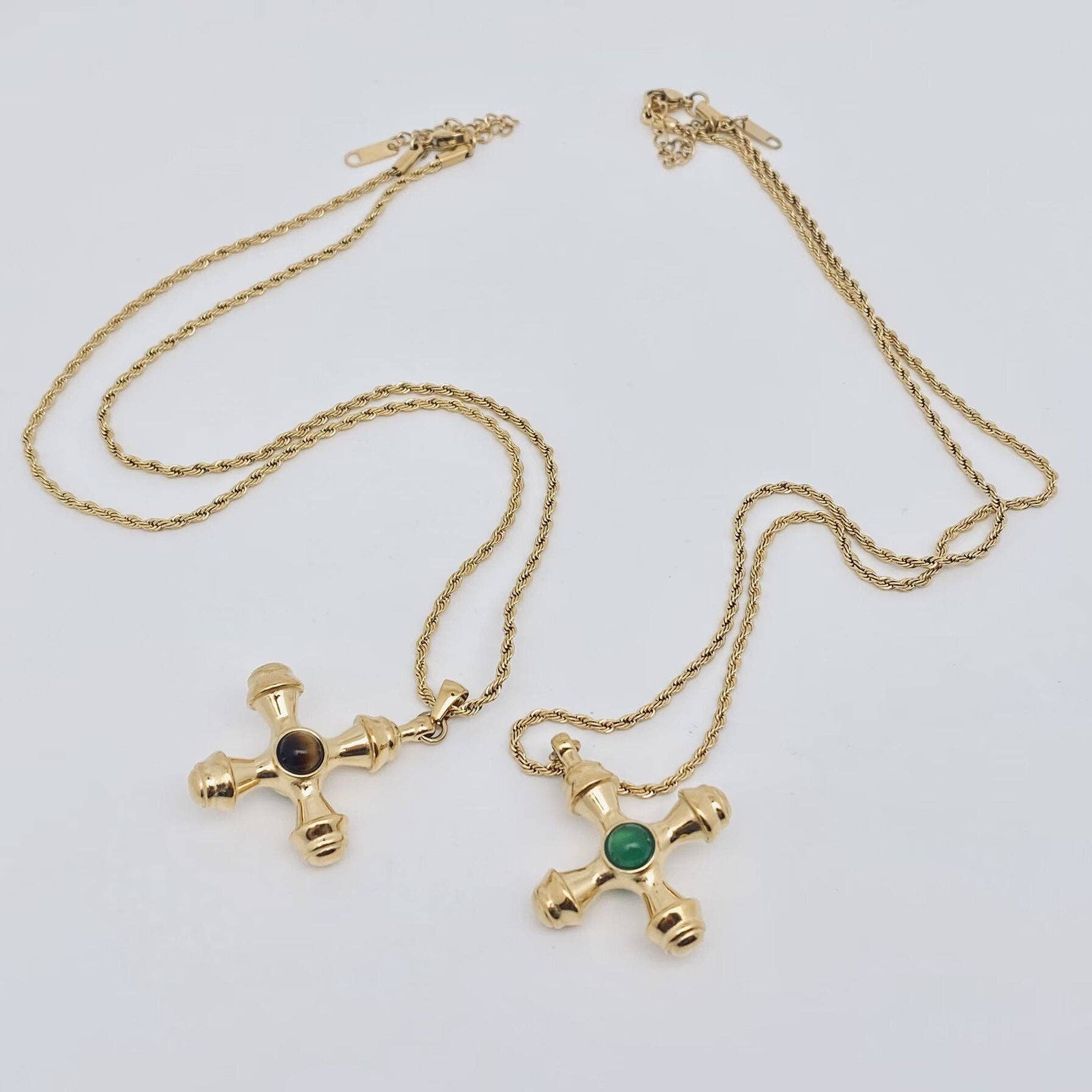 Mio Queena – Großhandel Kette mit Anhänger/Charm – Kreuz aus 18 Karat vergoldetem Edelstahl mit Steinhalskette3