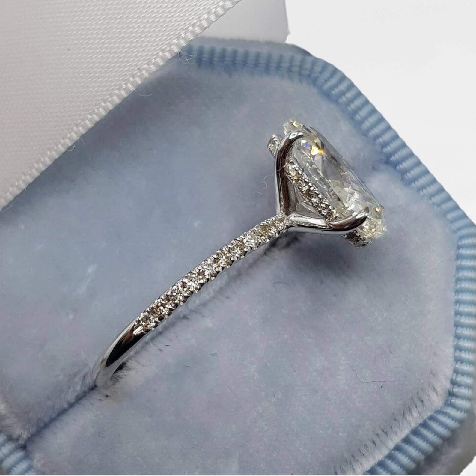 GEMPARA – Großhandel Verlobungsringe – 3 Karat oval geschliffener Moissanit-Verlobungsring in 925er Silber4