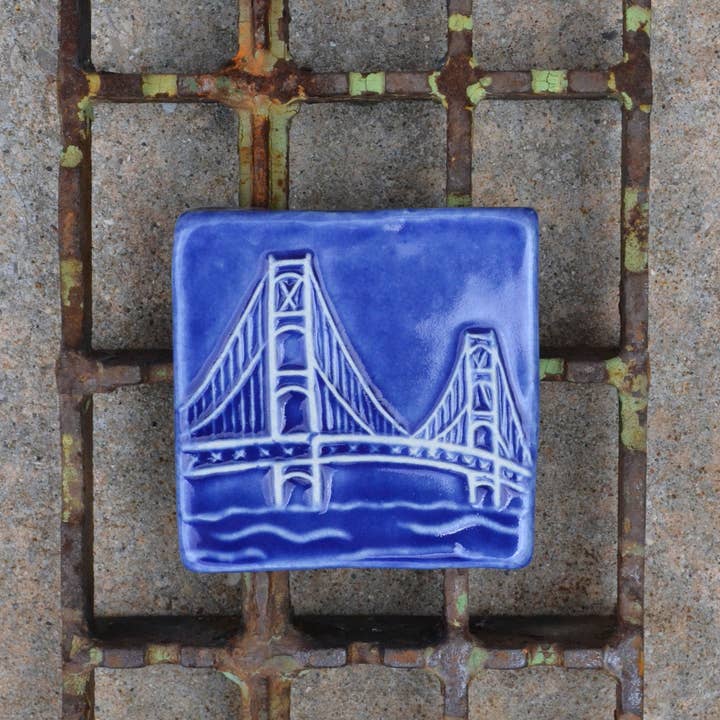 Stor/original Mackinac Bridge indrammet i brogitter for engroshandel hos Little Traverse Tileworks