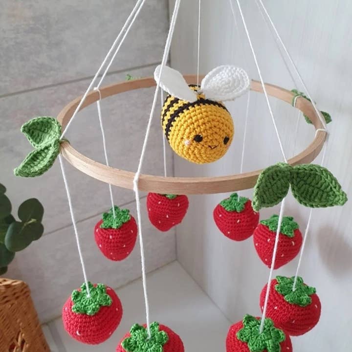 Gehaakte Aardbeien en Bijen Babymobiel🍓🐝 voor wholesale door Joy Gift London