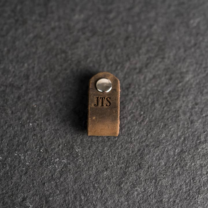 Ox & Pine - Vente Étiquette pour bagage - Onglets de vêtements en cuir personnalisés17