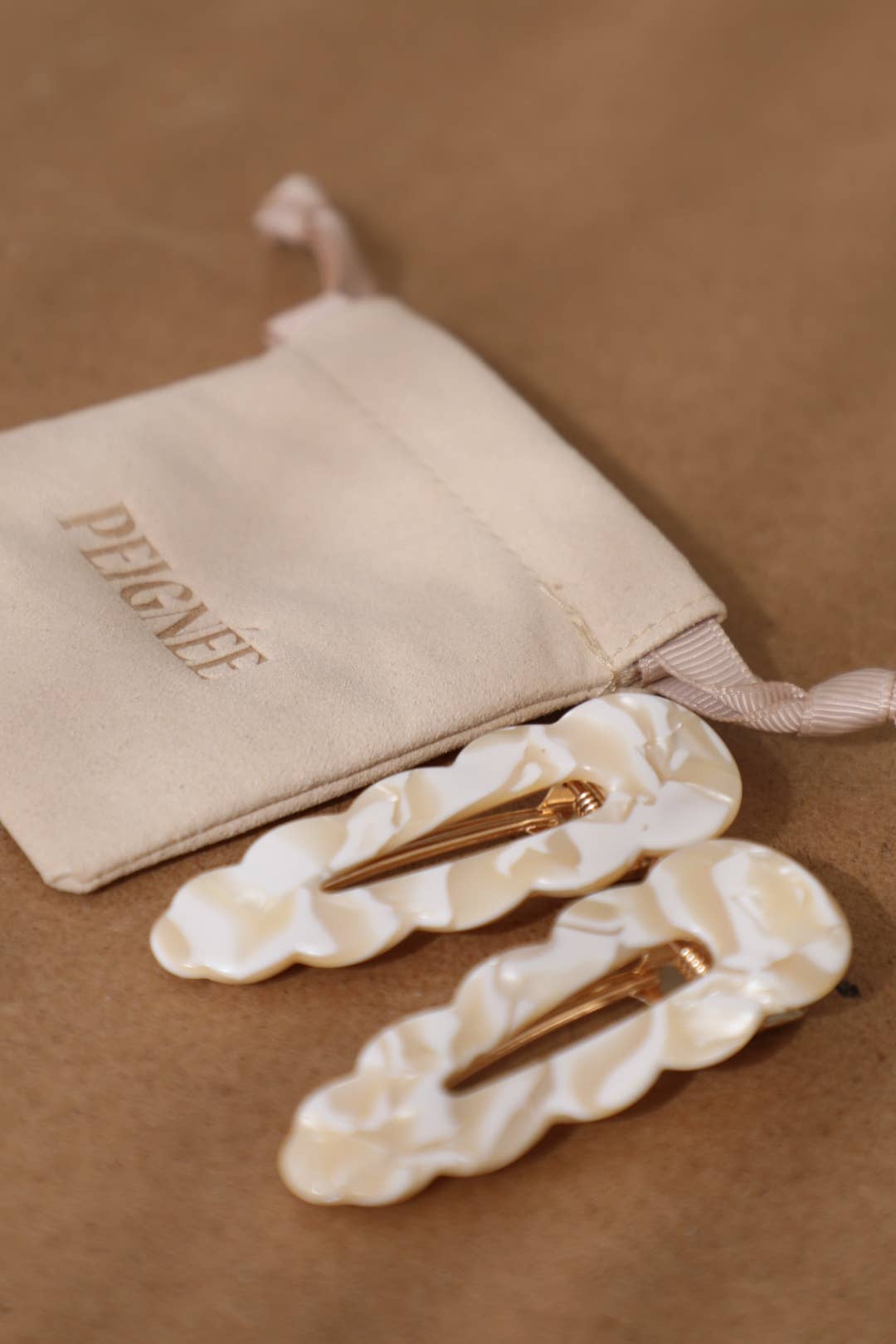 Peignee Paris – Clips para cabelo - Mulher por atacado – Ganchos Signature - Pipoca (Par))1