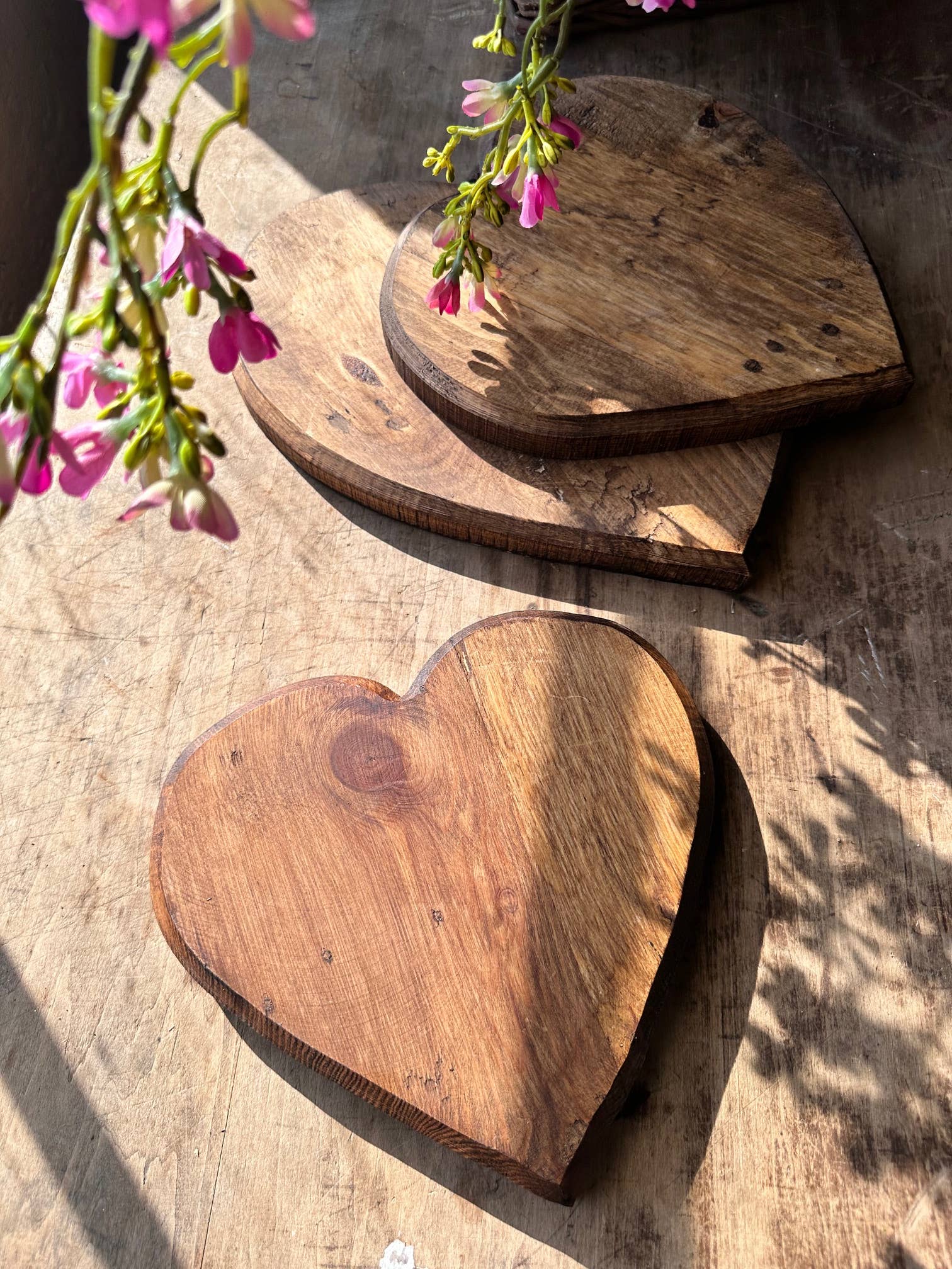 The Global Swap Shop - Venta al por mayor Bandejas/platos/boles decorativos - Cargadores de Madera con Forma de Corazón, juego de 30