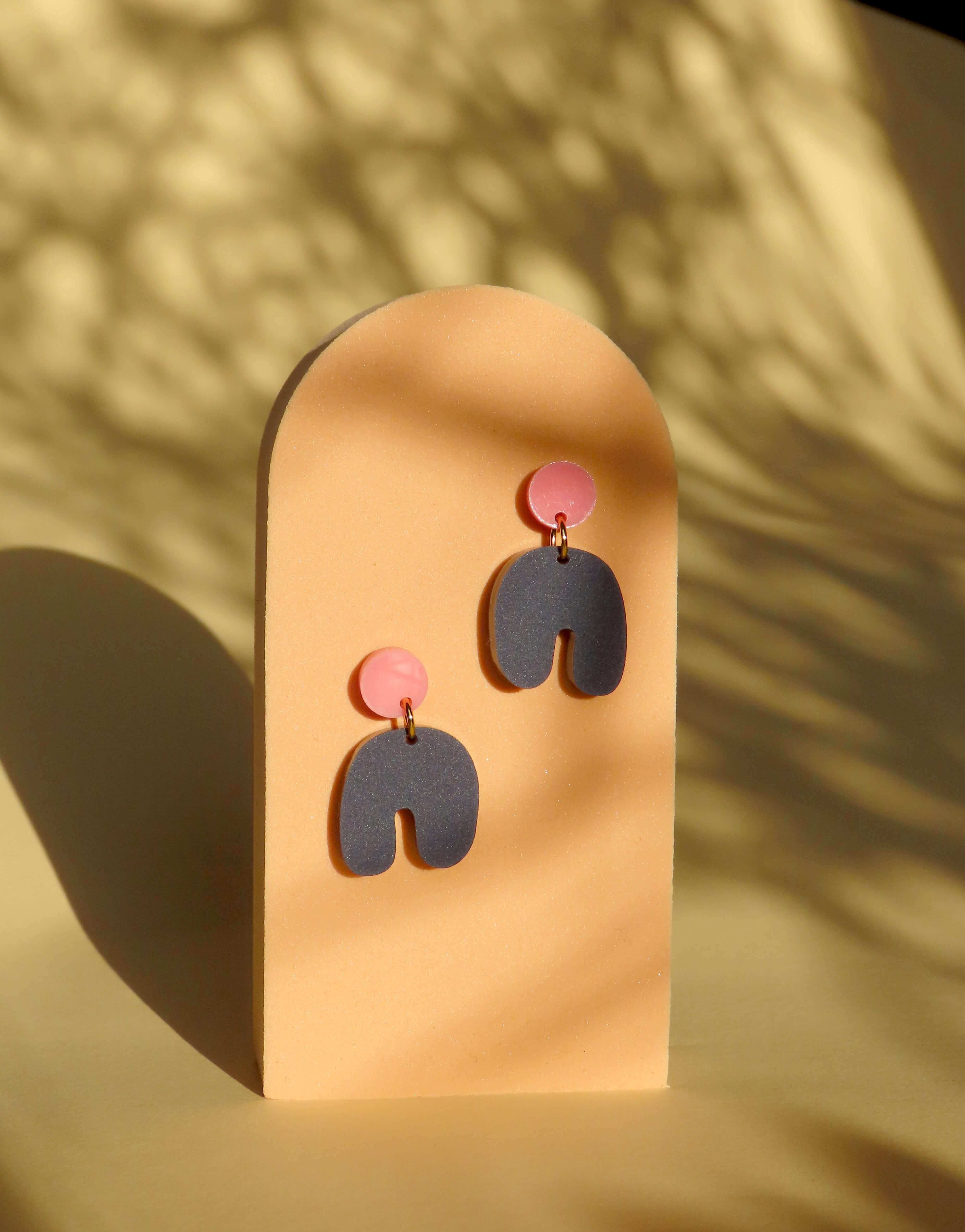 Niemalsmehrohne - Vendita all'ingrosso Orecchini pendenti - Orecchini piccoli a forma di arco Squishy Arch in rosa blu scuro1