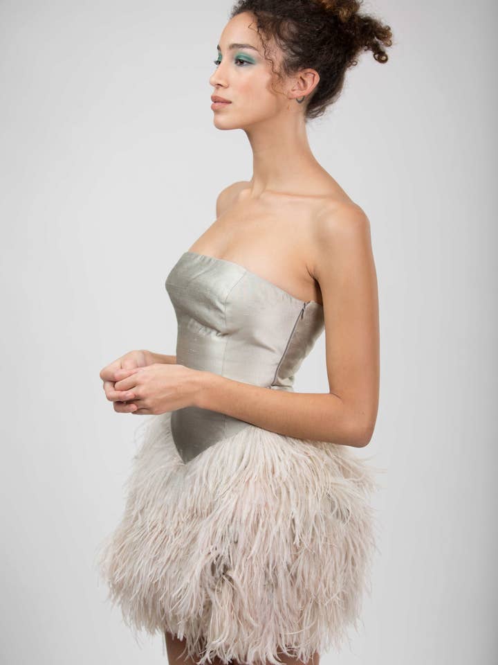 Gela Wesh – wholesale Klänning - Dam – Guldklänning i satin med fjädrar1